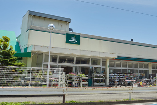 Fuji 鵠沼店（約550m / 徒歩7分）